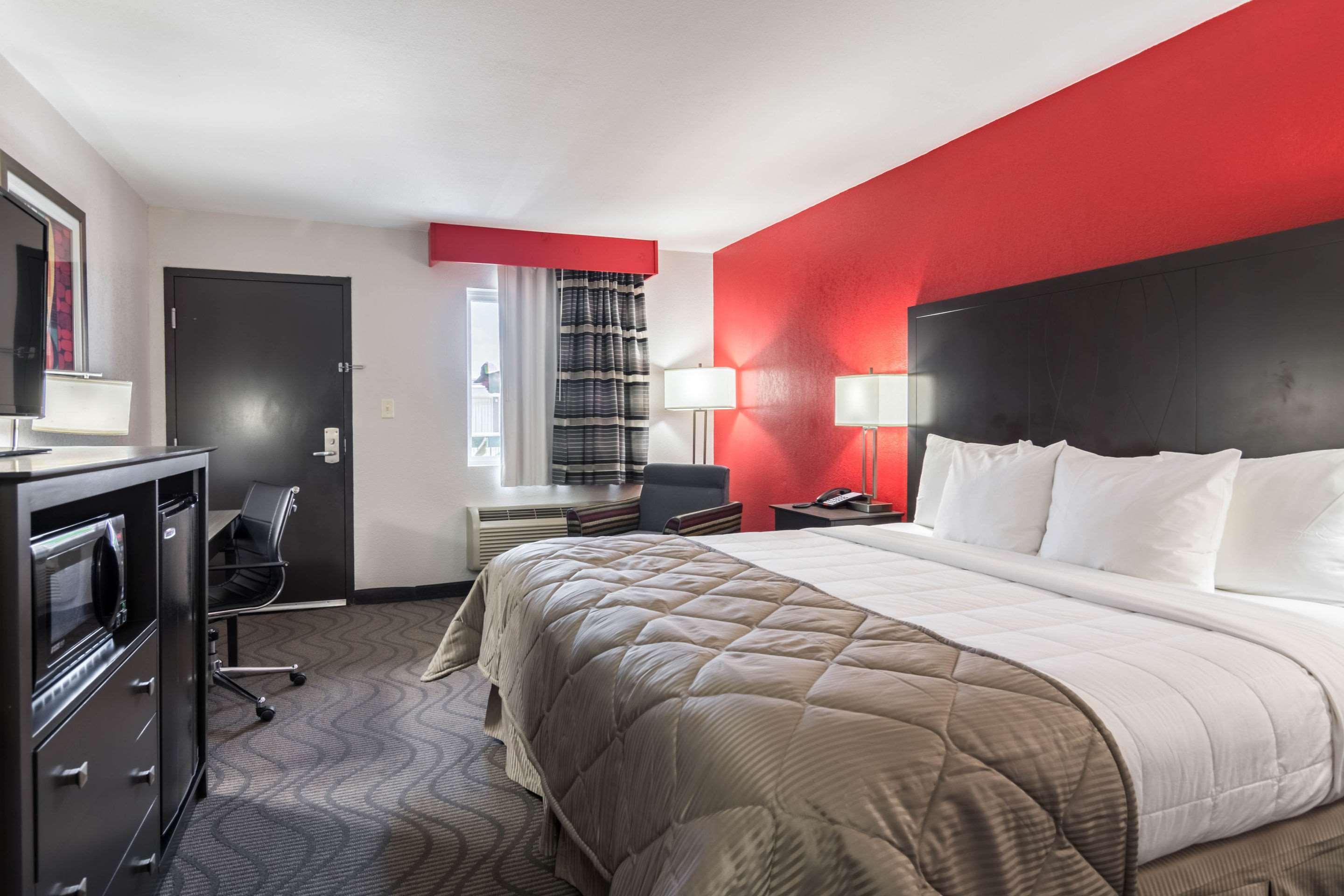 Clarion Inn & Suites Russellville I-40 Buitenkant foto