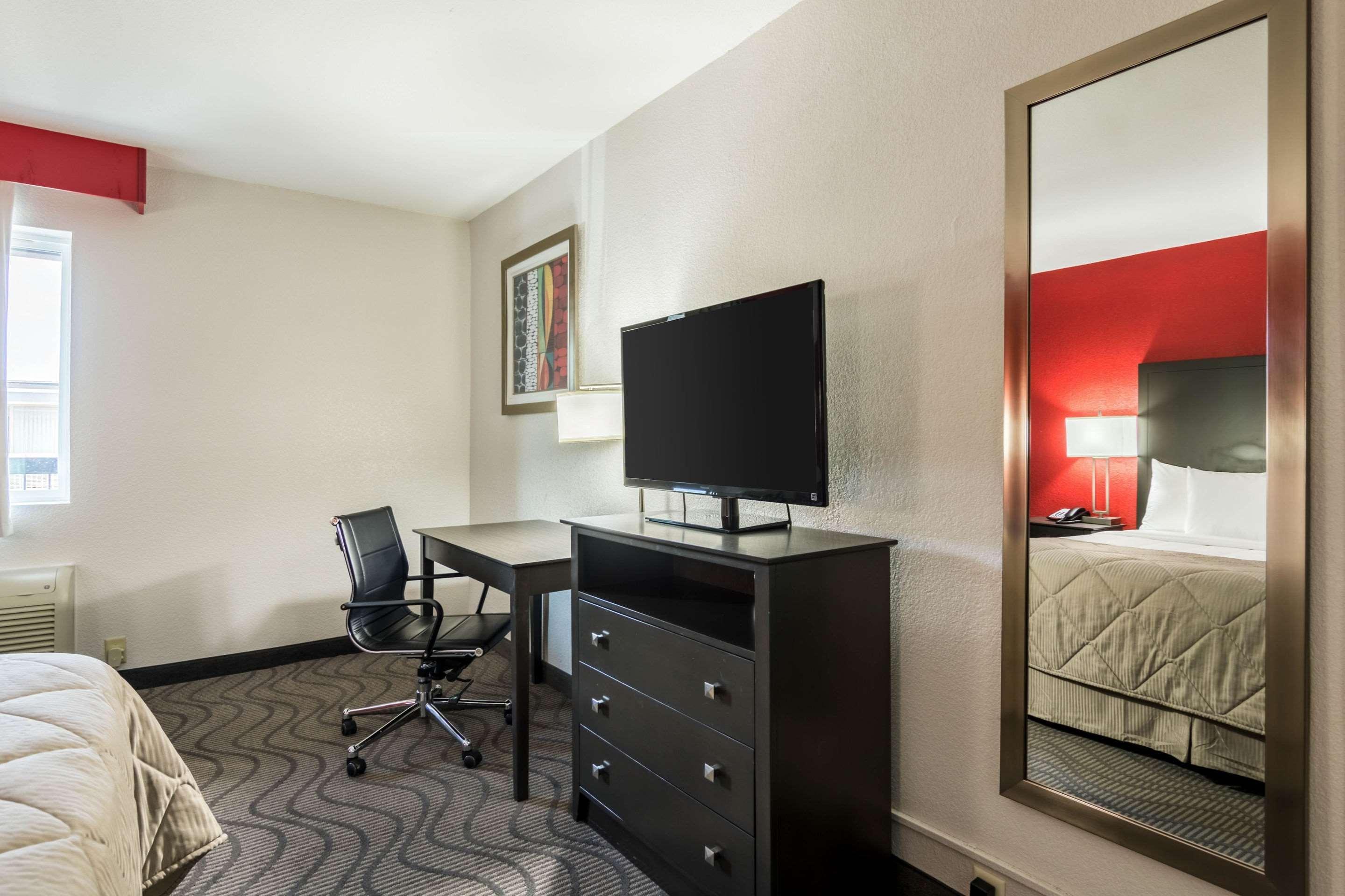 Clarion Inn & Suites Russellville I-40 Buitenkant foto