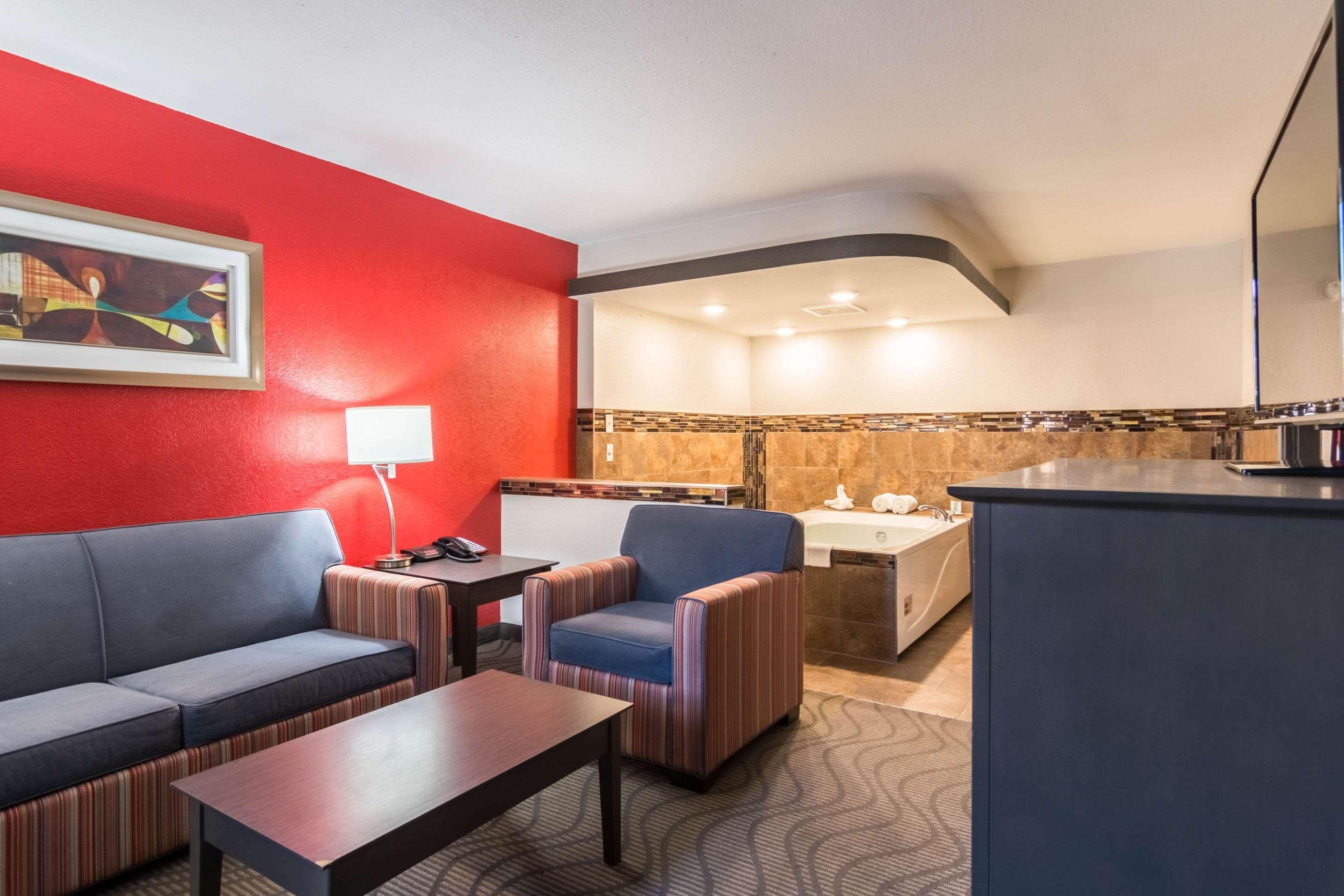 Clarion Inn & Suites Russellville I-40 Buitenkant foto