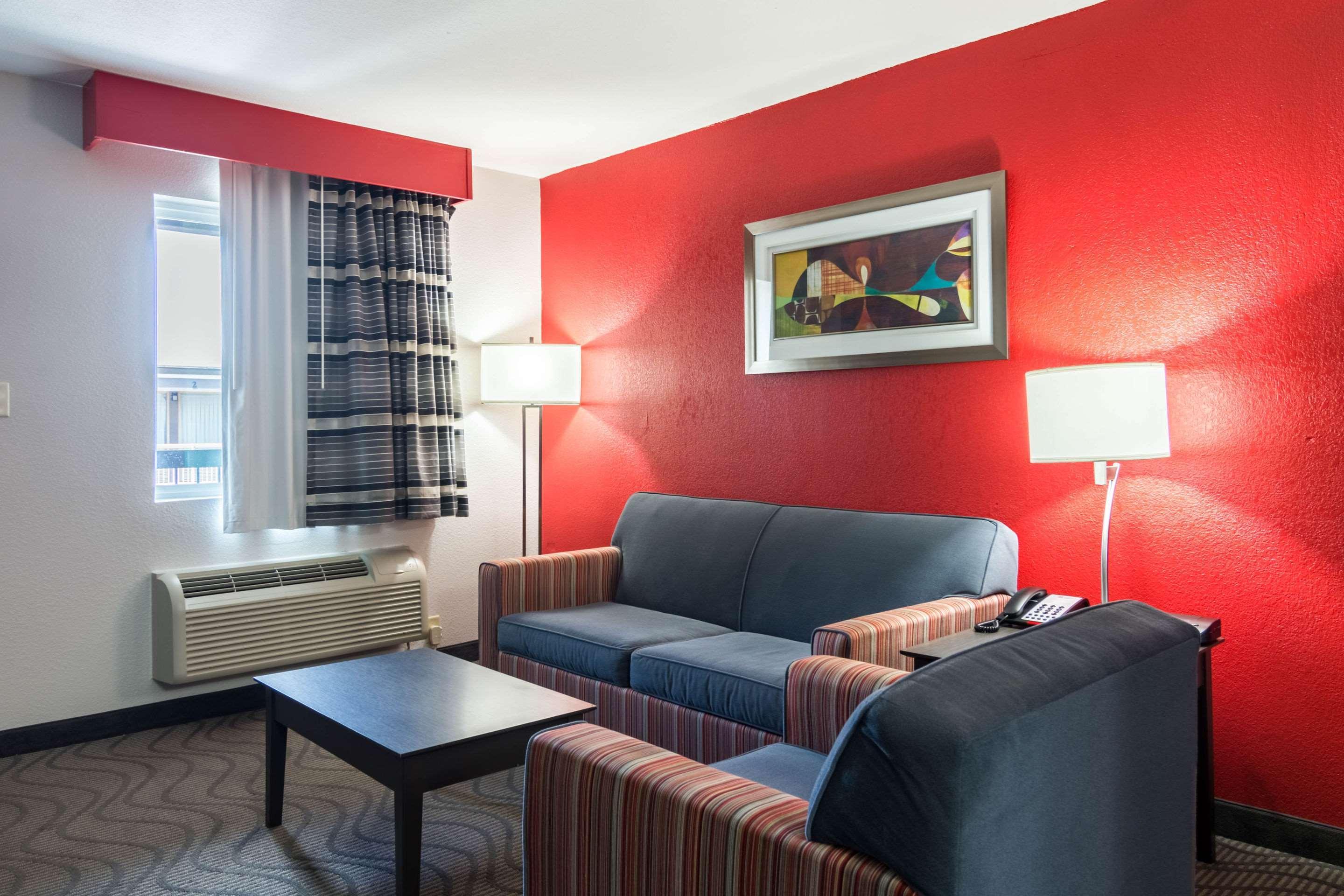 Clarion Inn & Suites Russellville I-40 Buitenkant foto