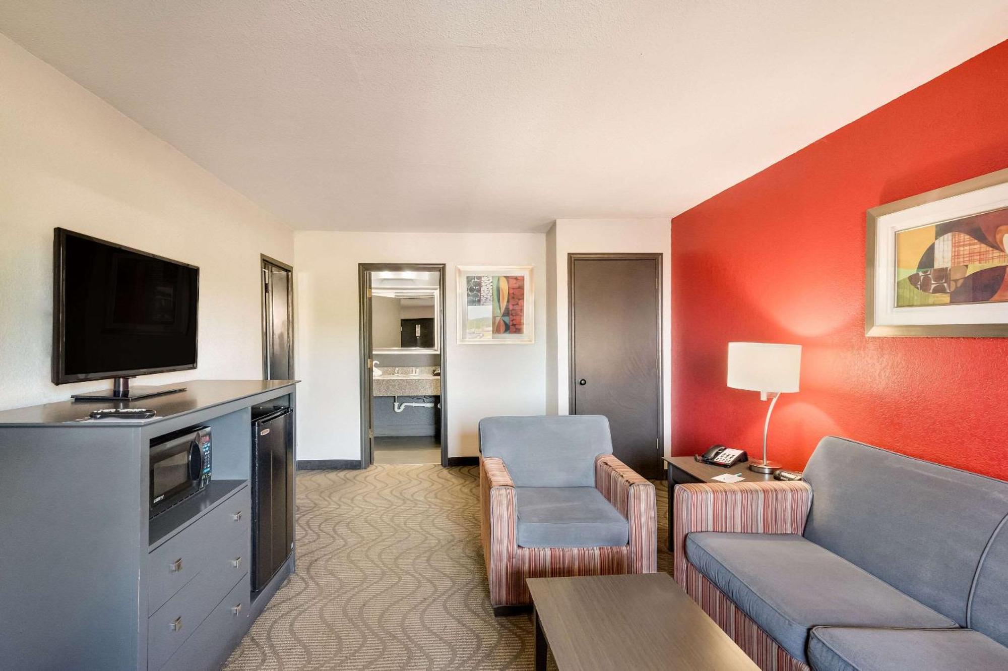 Clarion Inn & Suites Russellville I-40 Buitenkant foto