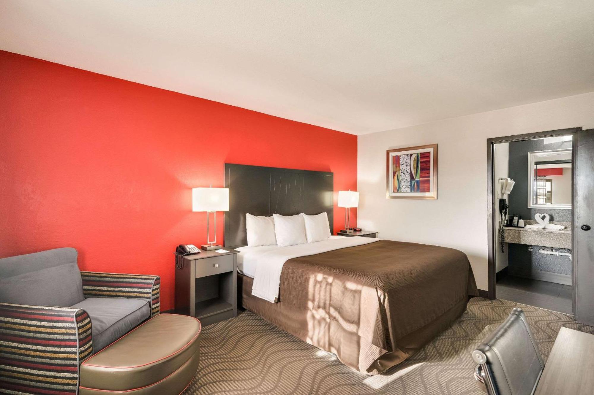 Clarion Inn & Suites Russellville I-40 Buitenkant foto