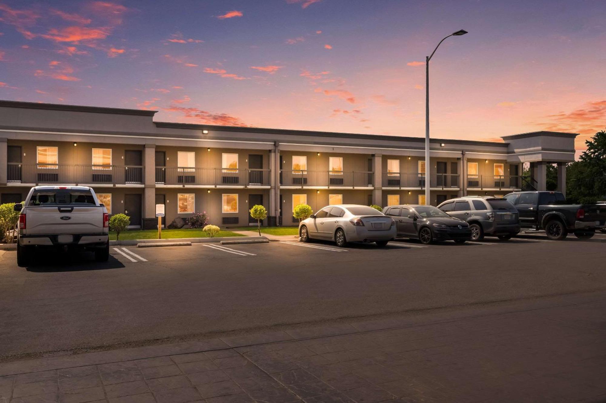 Clarion Inn & Suites Russellville I-40 Buitenkant foto