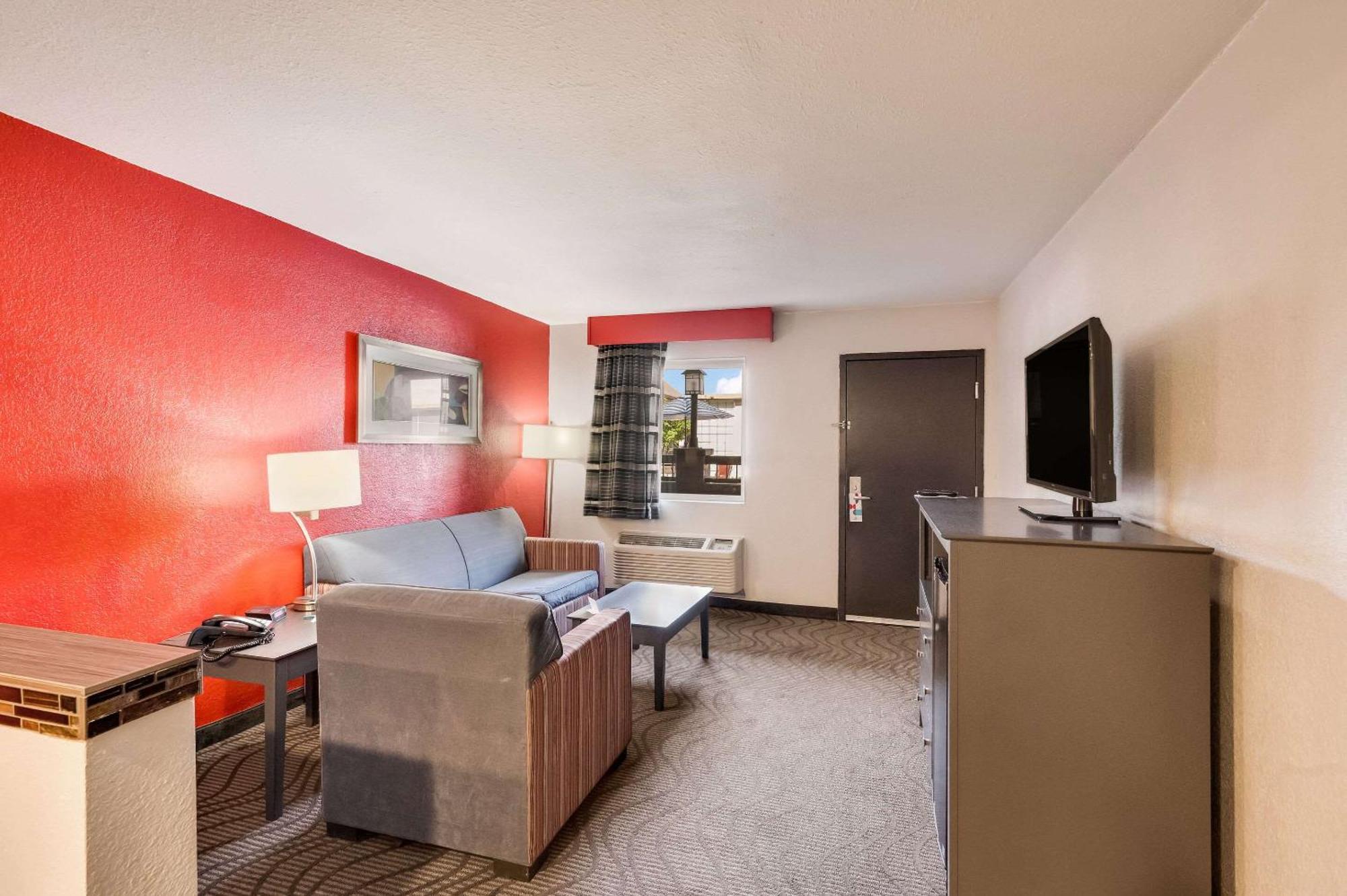 Clarion Inn & Suites Russellville I-40 Buitenkant foto