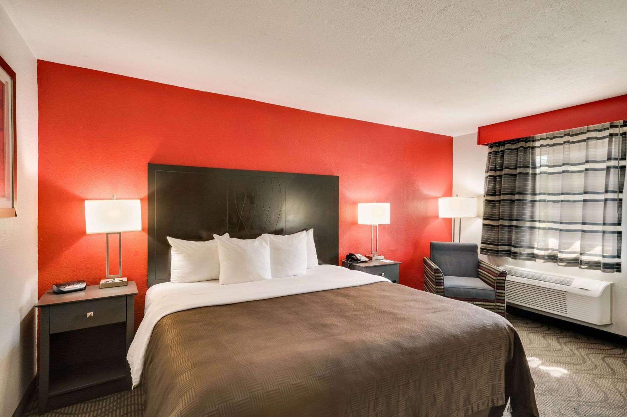 Clarion Inn & Suites Russellville I-40 Buitenkant foto