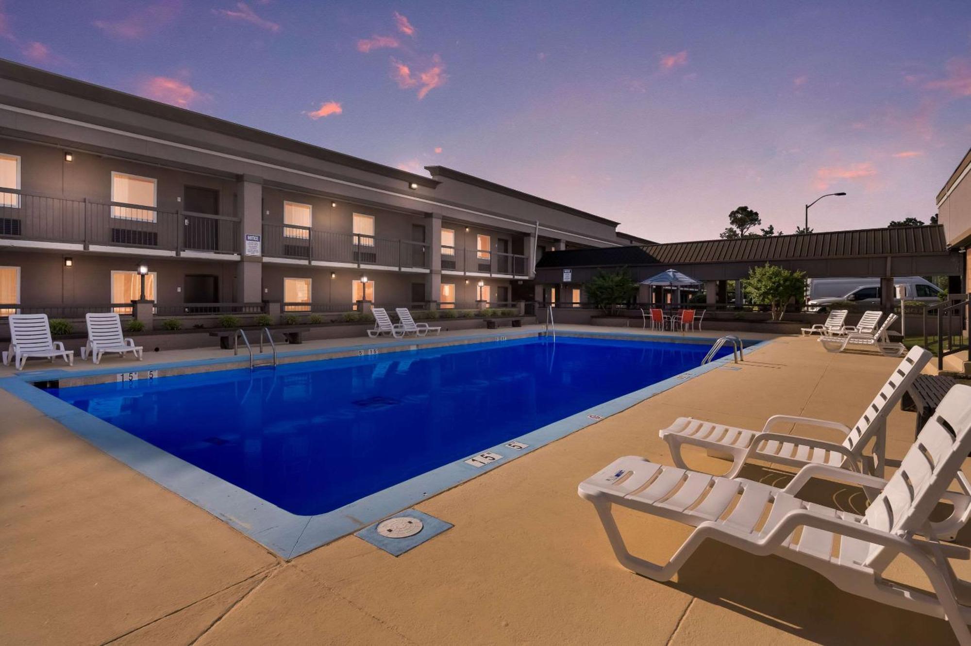 Clarion Inn & Suites Russellville I-40 Buitenkant foto