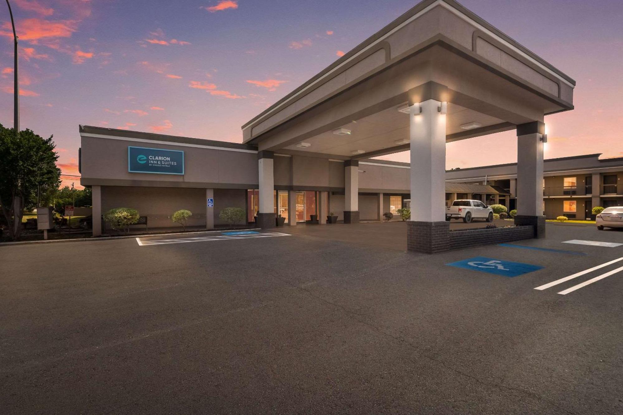Clarion Inn & Suites Russellville I-40 Buitenkant foto