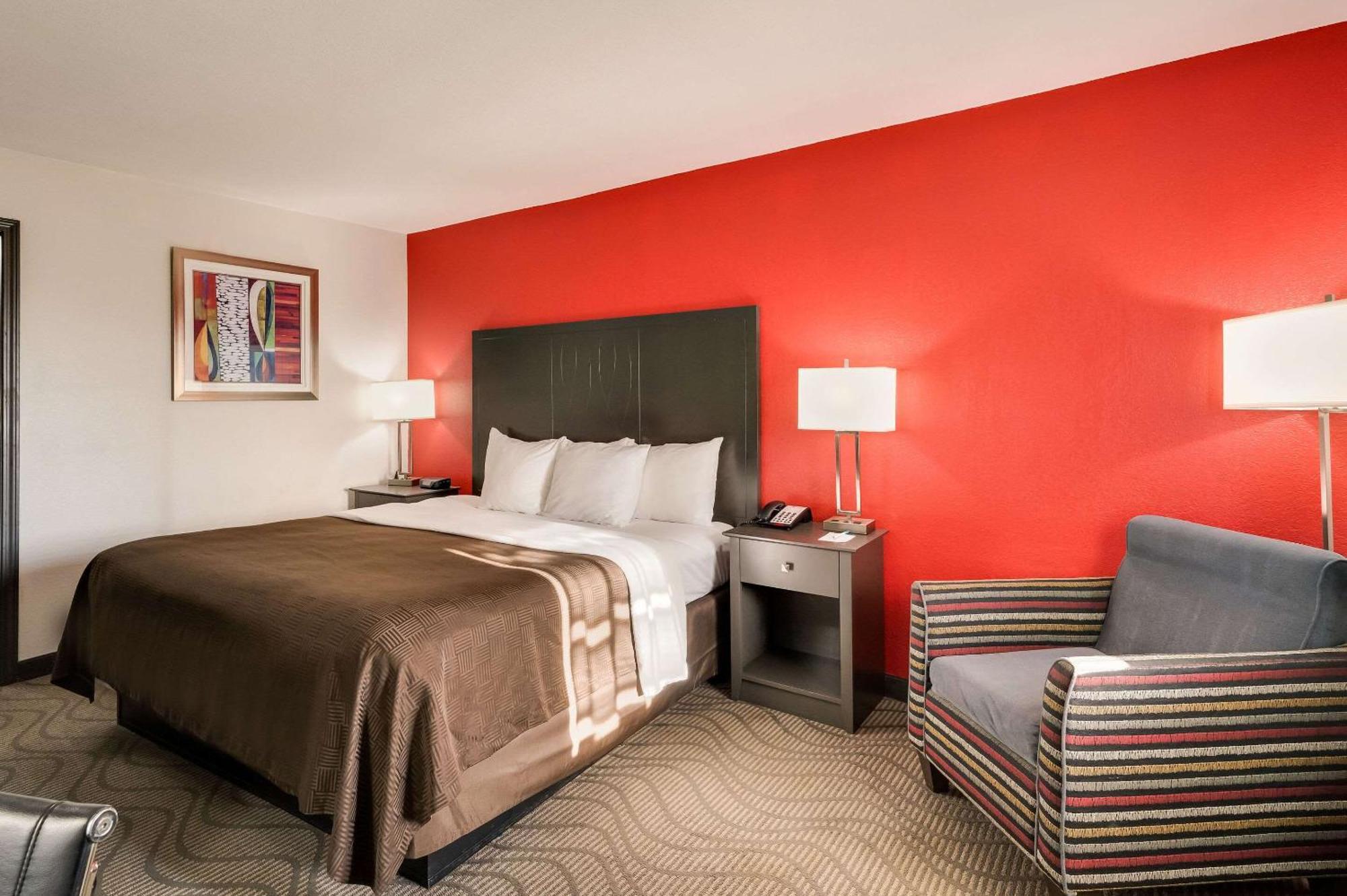 Clarion Inn & Suites Russellville I-40 Buitenkant foto